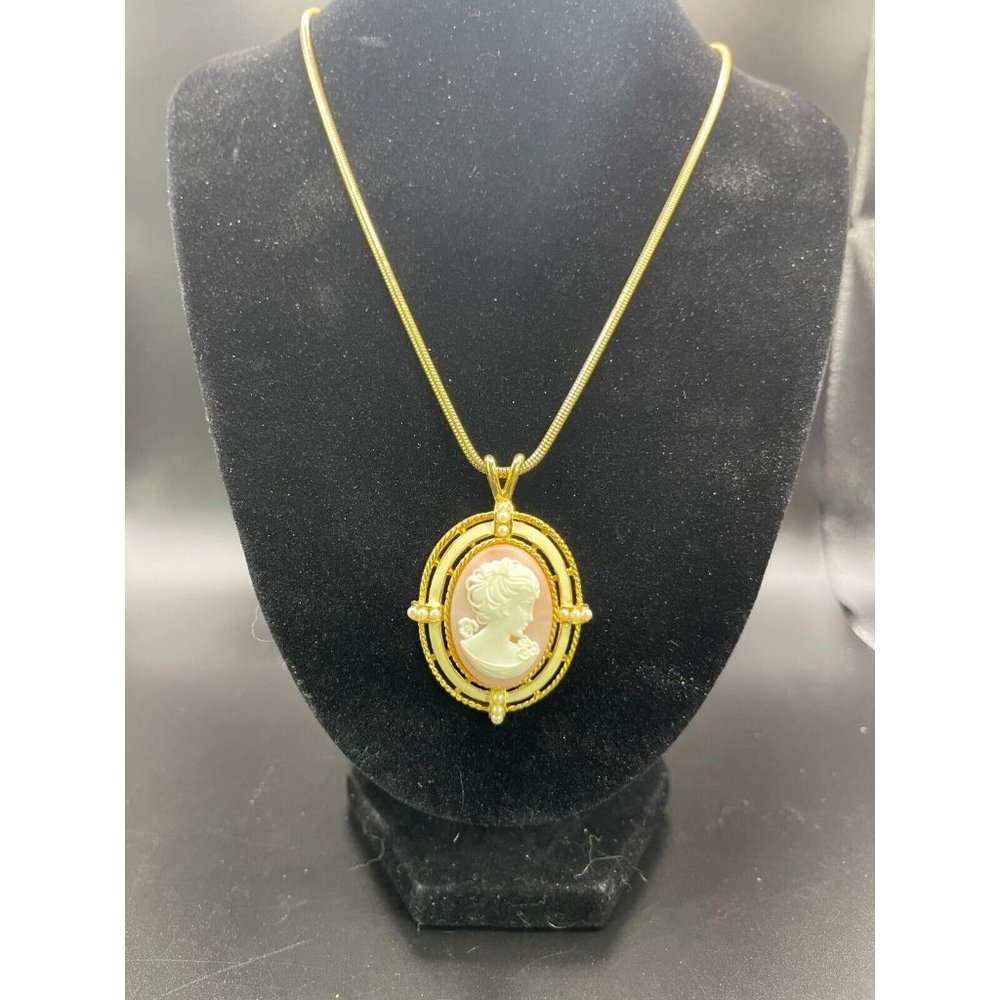 Modern Cameo Faux Pearl Accent Gold Tone Ivory Painted Necklace 18in